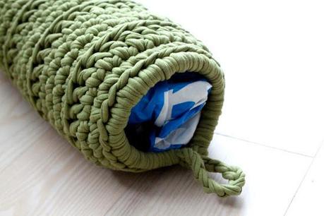 Detalle de la funda de ganchillo con trapillo para almacenar bolsas de plástico DIY tutorial funda de trapillo