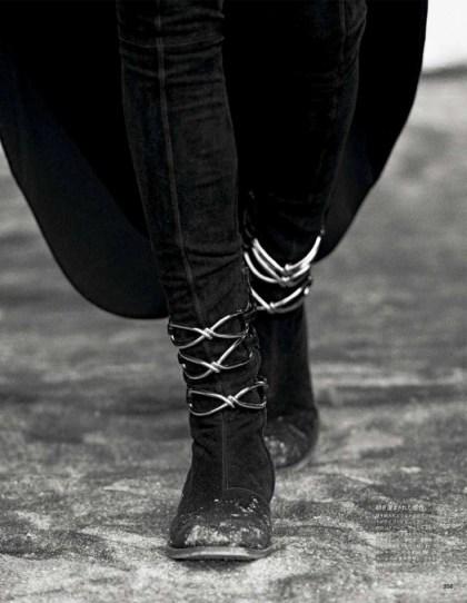 lindsey-wixson-by-peter-lindbergh-for-vogue-japan-october-2013-4-735x948