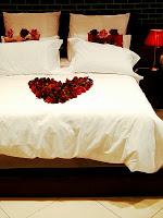 cama con petalos de rosa