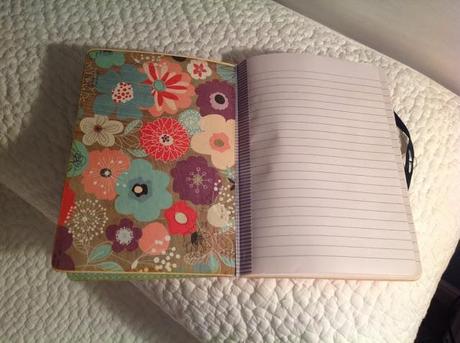 Cómo pasar la tarde de domingo haciendo scrapbooking en una libreta alterada