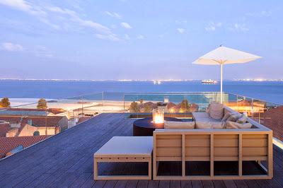 Hotel Moderno en Blanco y Rojo