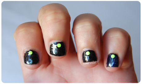 Másnailartistas: Uñas rock color negro con tachuelas amarillo fluor.