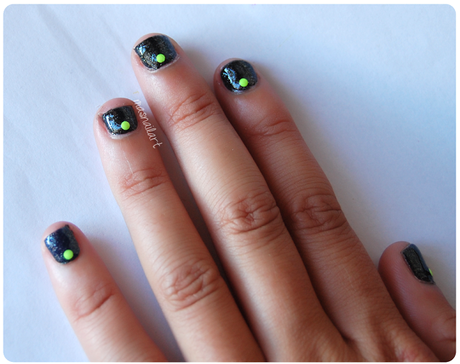 Másnailartistas: Uñas rock color negro con tachuelas amarillo fluor.