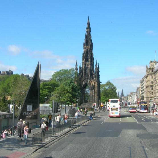 Princes_Street,_Edinburgh,_3_June_2006