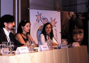 El periodista Hernan Zín, la actriz Natalia Verbeke y Ester Martínez, en la presentación de proyecto Protect en Madrid, en junio de 2003