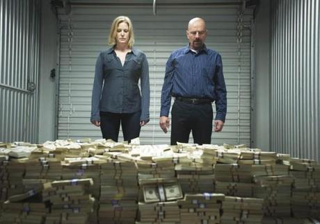 Walter White y su esposa Skyler ante el dinero que guardan en un garaje