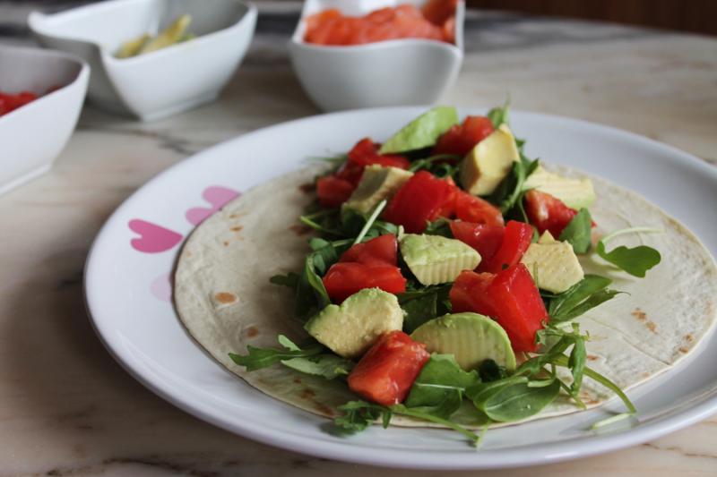 Fajitas con rúcula, salmón ahumado, aguacate, tomate y salsa de yogur IMG_7239