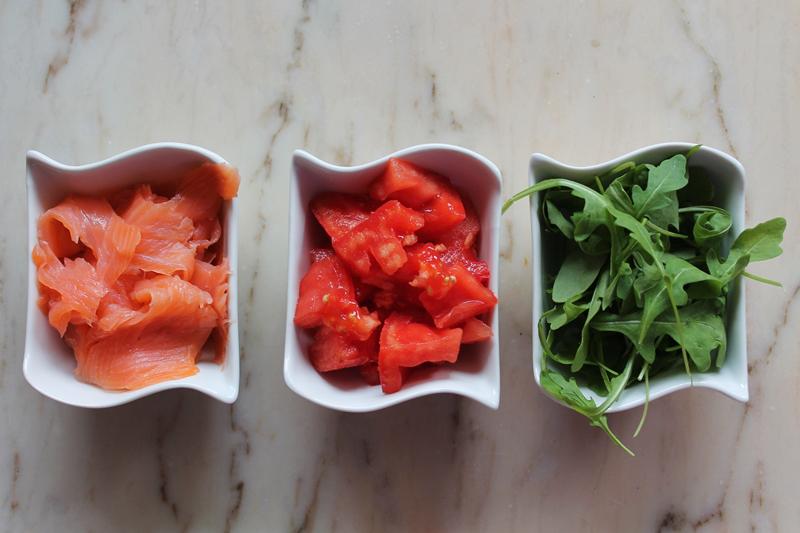 Fajitas con rúcula, salmón ahumado, aguacate, tomate y salsa de yogur IMG_7217