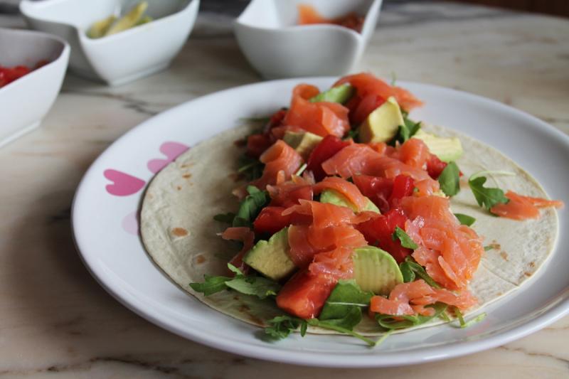 Fajitas con rúcula, salmón ahumado, aguacate, tomate y salsa de yogur IMG_7240