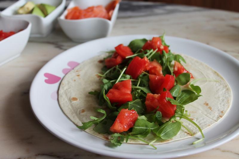 Fajitas con rúcula, salmón ahumado, aguacate, tomate y salsa de yogur IMG_7237