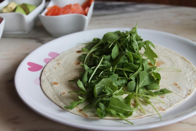 Fajitas con rúcula, salmón ahumado, aguacate, tomate y salsa de yogur IMG_7235