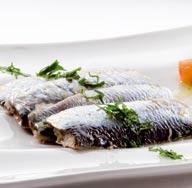 Imagen de Sardinas al horno sobre ensalada de tomate y aguacate