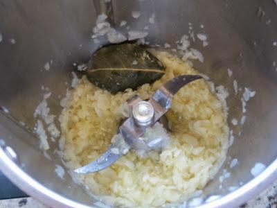 Guisantes con jamón y huevos