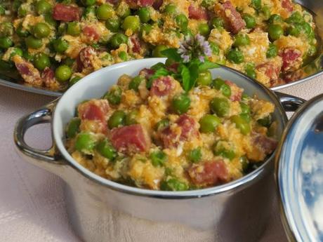 Guisantes con jamón y huevos
