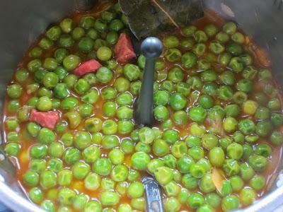 Guisantes con jamón y huevos