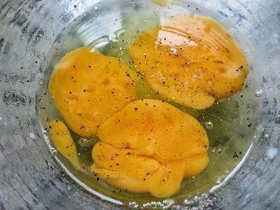 Guisantes con jamón y huevos