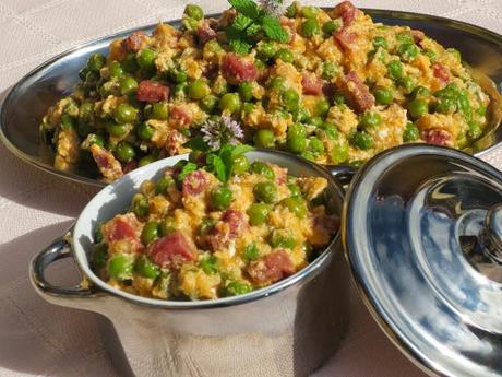 Guisantes con jamón y huevos