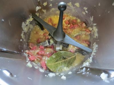 Guisantes con jamón y huevos