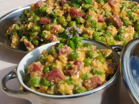 Guisantes con jamón y huevos