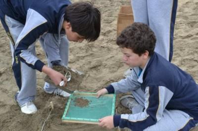 Niños explorando playas científicos de la basura Científicos de la Basura (Chile)