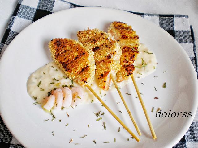 Brochetas de salmón con sésamo y bechamel de gambas