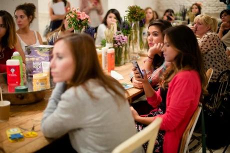 Taller de coronas de flores con Le Petit Marseillais