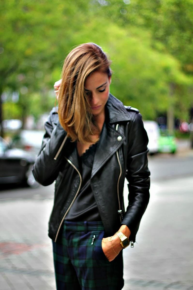 biker piel y top lencero con tartan