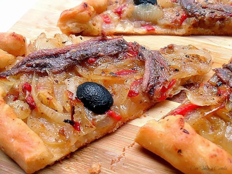 Pizza provenzal de cebolla con anchoas, pimientos del piquillo  y aceitunas