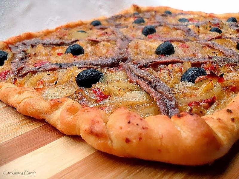 Pizza provenzal de cebolla con anchoas, pimientos del piquillo  y aceitunas