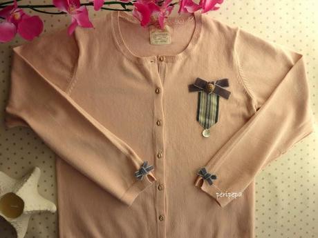 CHAQUETA CON LAZO GRIS.