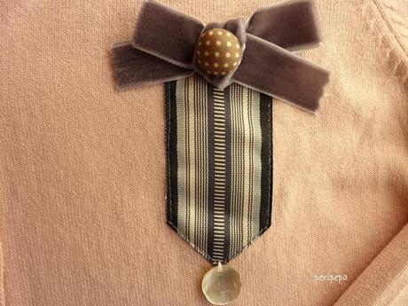 CHAQUETA CON LAZO GRIS.