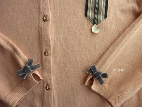 CHAQUETA CON LAZO GRIS.