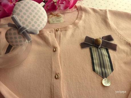 CHAQUETA CON LAZO GRIS.