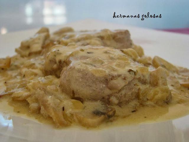 MEDALLONES DE SOLOMILLO EN SALSA DE YOGURT Y MOSTAZA CON CHAMPIÑONES