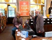 Stuart y Mary Manley en Barter books con el afamado póster de fondo