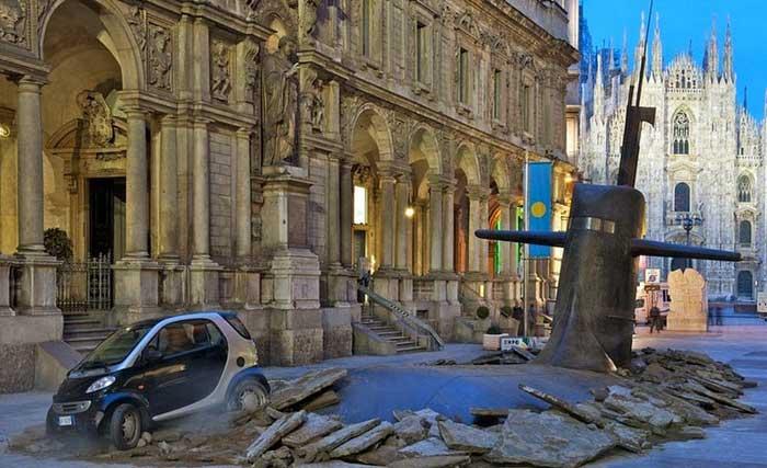 Submarino emerge debajo de una calle de Milán