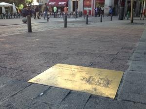Placa en la Plaza de la Santa Cruz