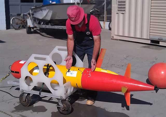 robot submarino mordido por gran tiburón blanco