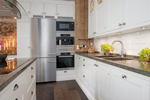 UNA COCINA CON UNA MEZCLA DE REVESTIMIENTOS