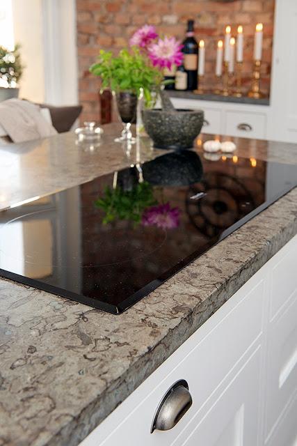 UNA COCINA CON UNA MEZCLA DE REVESTIMIENTOS