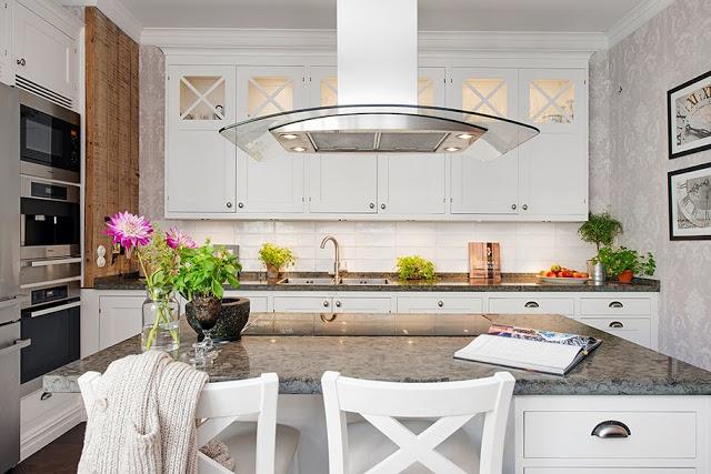 UNA COCINA CON UNA MEZCLA DE REVESTIMIENTOS