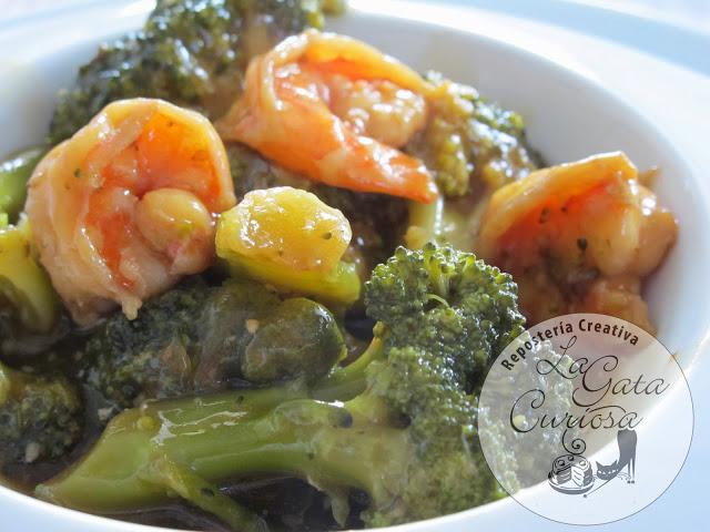 BROCOLI SALTEADO CON LANGOSTINOS Y SOJA