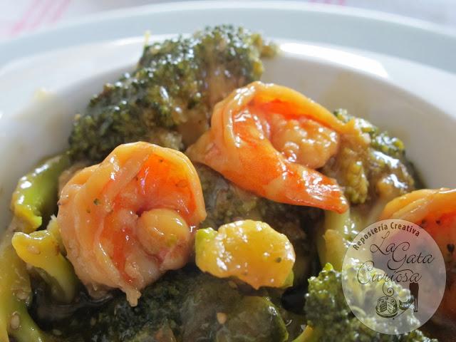 BROCOLI SALTEADO CON LANGOSTINOS Y SOJA