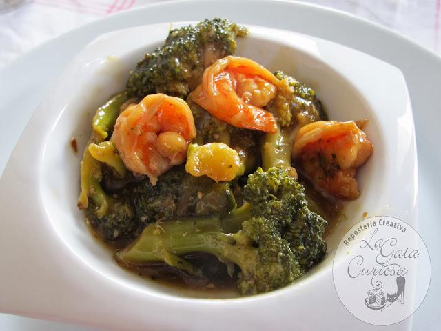 BROCOLI SALTEADO CON LANGOSTINOS Y SOJA