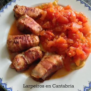 Rollitos de Salmón con Bacon, pasta fresca y Tomate