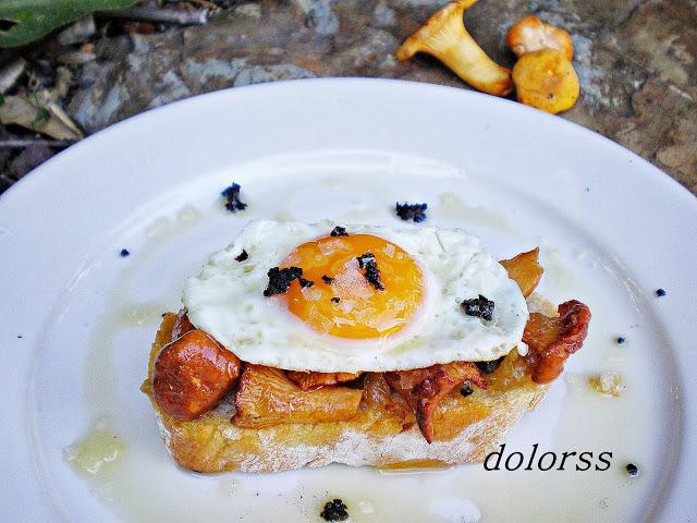 Tostadas de rossinyols con huevo de codorniz y trufa