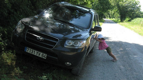 El mito de la determinación niña obstinada en mover un coche
