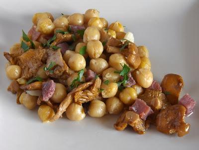 Garbanzos con rebozuelos y jamón