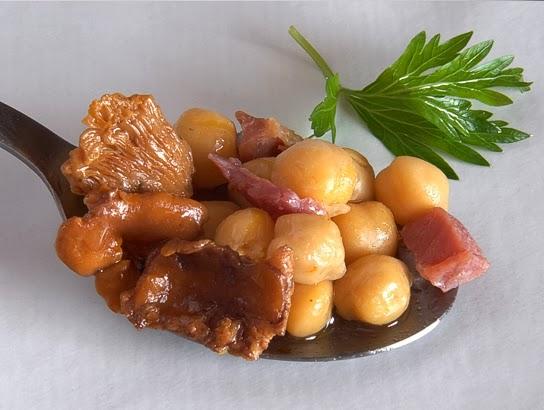 Garbanzos con rebozuelos y jamón