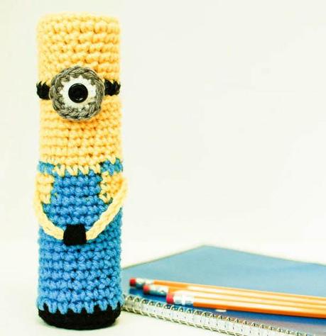 Portalapices de crochet con forma de minion DIY tutorial estuche de ganchillo minion